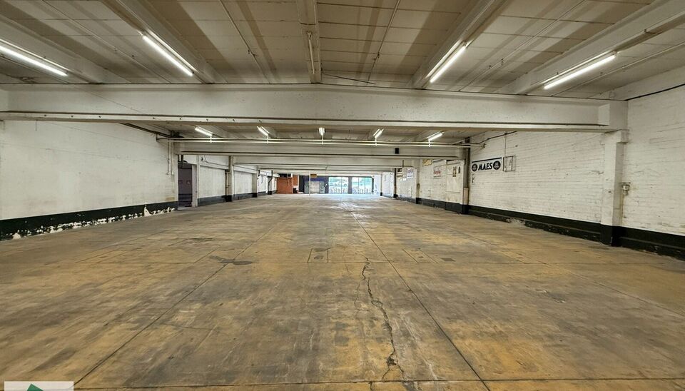 Ruime showroom / magazijn te huur op TOPlocatie in Ronse. 

Op een goed bereikbare locatie in Ronse bieden wij 1650m² bedrijfsgebouw aan bestaand uit 750 m² showroom met naastliggend magazijn van 900 m² (incl. kantoor) te huur aan. Het geheel maakt dee