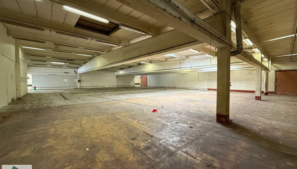 Ruime showroom / magazijn te huur op TOPlocatie in Ronse. 

Op een goed bereikbare locatie in Ronse bieden wij 1650m² bedrijfsgebouw aan bestaand uit 750 m² showroom met naastliggend magazijn van 900 m² (incl. kantoor) te huur aan. Het geheel maakt dee