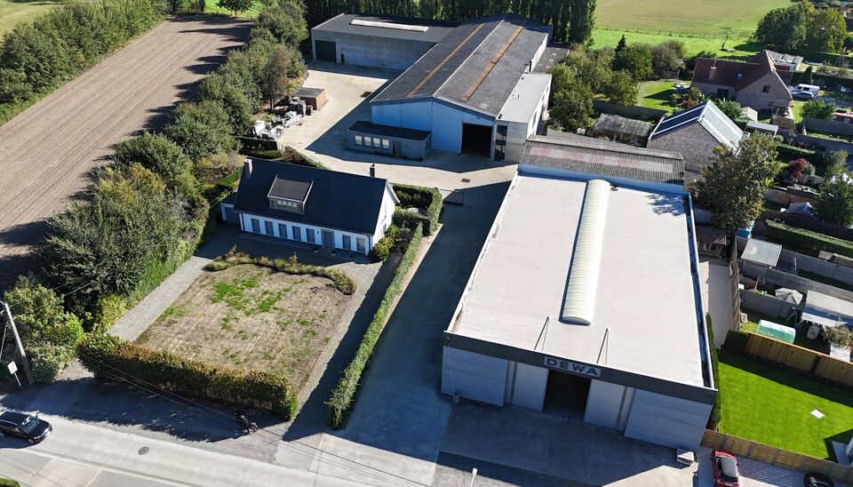 Aan de Grote Moerstraat 4 in Belzele bevindt zich deze ruime bedrijfssite op een totale kadastrale oppervlakte van ca. 8.836 m&sup2;. Het geheel omvat ca. 1.000 m&sup2; werkplaats/magazijn, ca. 1.575 m&sup2; werkplaats, een uitbreiding van ca. 660 m&sup2; en twee kantoor