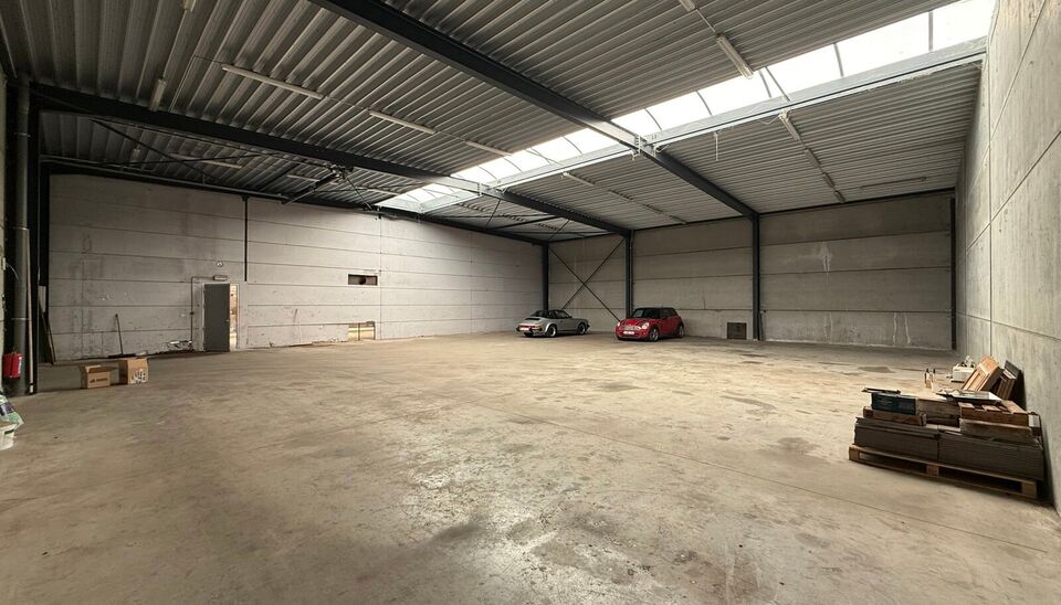Aan de Grote Moerstraat 4 in Belzele bevindt zich deze ruime bedrijfssite op een totale kadastrale oppervlakte van ca. 8.836 m&sup2;. Het geheel omvat ca. 1.000 m&sup2; werkplaats/magazijn, ca. 1.575 m&sup2; werkplaats, een uitbreiding van ca. 660 m&sup2; en twee kantoor
