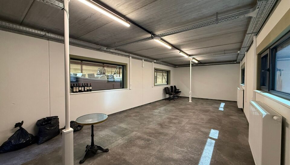 Aan de Grote Moerstraat 4 in Belzele bevindt zich deze ruime bedrijfssite op een totale kadastrale oppervlakte van ca. 8.836 m&sup2;. Het geheel omvat ca. 1.000 m&sup2; werkplaats/magazijn, ca. 1.575 m&sup2; werkplaats, een uitbreiding van ca. 660 m&sup2; en twee kantoor