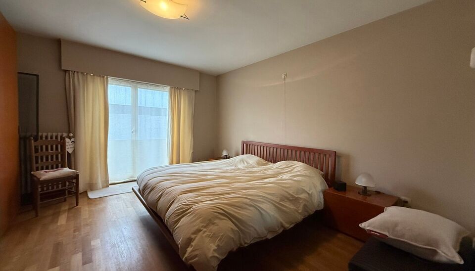 Aan de Grote Moerstraat 4 in Belzele bevindt zich deze ruime bedrijfssite op een totale kadastrale oppervlakte van ca. 8.836 m&sup2;. Het geheel omvat ca. 1.000 m&sup2; werkplaats/magazijn, ca. 1.575 m&sup2; werkplaats, een uitbreiding van ca. 660 m&sup2; en twee kantoor