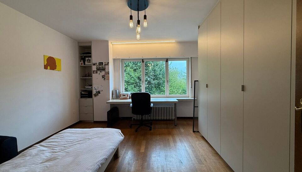 Aan de Grote Moerstraat 4 in Belzele bevindt zich deze ruime bedrijfssite op een totale kadastrale oppervlakte van ca. 8.836 m&sup2;. Het geheel omvat ca. 1.000 m&sup2; werkplaats/magazijn, ca. 1.575 m&sup2; werkplaats, een uitbreiding van ca. 660 m&sup2; en twee kantoor