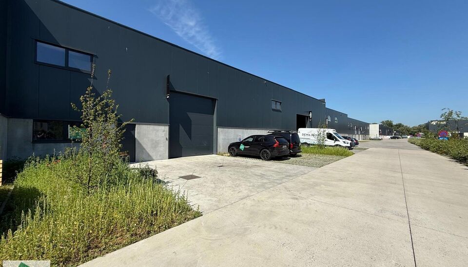 Dit recent gebouwd magazijn van 361 m² met drie ruime parkeerplaatsen is gelegen op een uitstekende locatie, vlak naast de R4 in Wondelgem. De site is vlot toegankelijk, ook voor vrachtwagens, en beschikt over ruime manoeuvreerruimte. Het gebouw leent zi