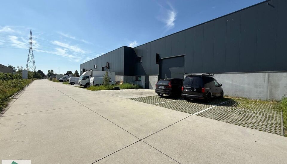 Dit recent gebouwd magazijn van 361 m² met drie ruime parkeerplaatsen is gelegen op een uitstekende locatie, vlak naast de R4 in Wondelgem. De site is vlot toegankelijk, ook voor vrachtwagens, en beschikt over ruime manoeuvreerruimte. Het gebouw leent zi