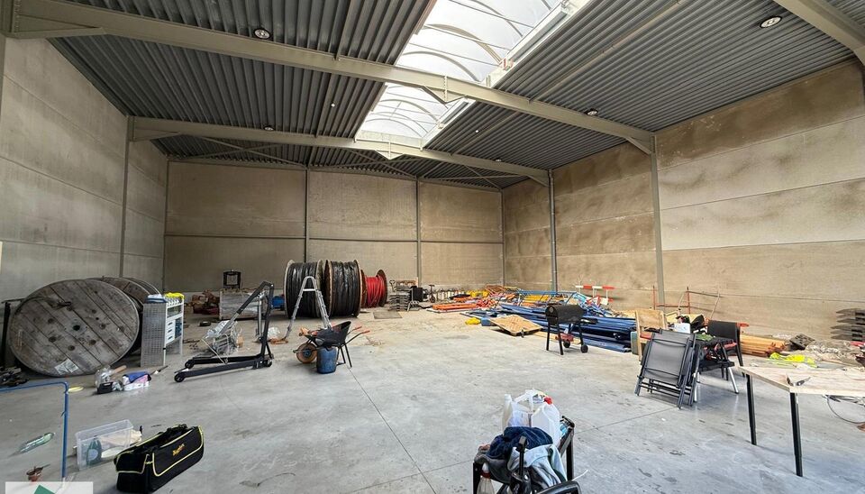 Dit recent gebouwd magazijn van 361 m² met drie ruime parkeerplaatsen is gelegen op een uitstekende locatie, vlak naast de R4 in Wondelgem. De site is vlot toegankelijk, ook voor vrachtwagens, en beschikt over ruime manoeuvreerruimte. Het gebouw leent zi