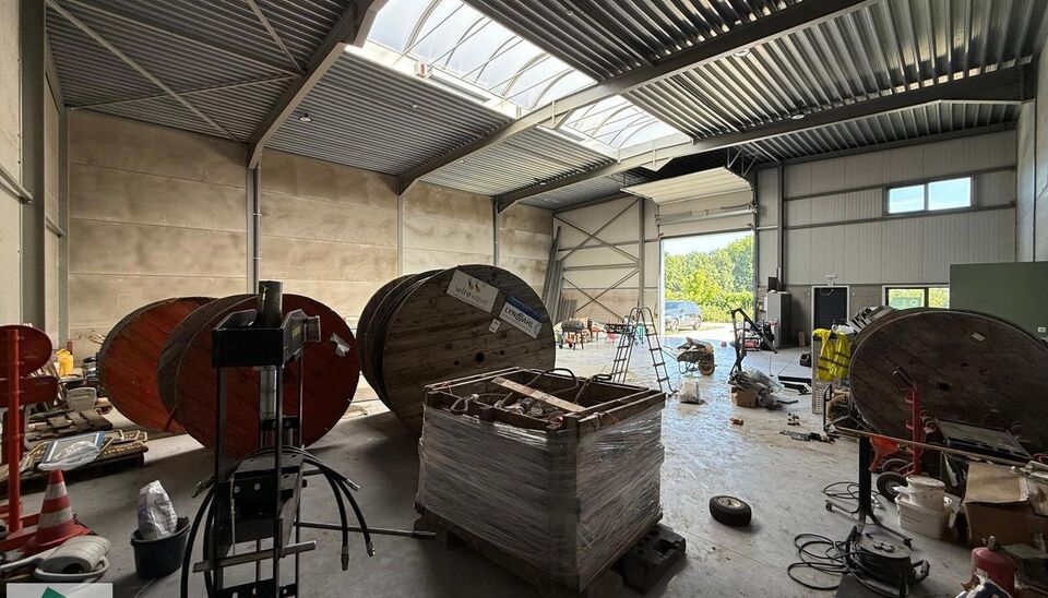 Dit recent gebouwd magazijn van 361 m² met drie ruime parkeerplaatsen is gelegen op een uitstekende locatie, vlak naast de R4 in Wondelgem. De site is vlot toegankelijk, ook voor vrachtwagens, en beschikt over ruime manoeuvreerruimte. Het gebouw leent zi