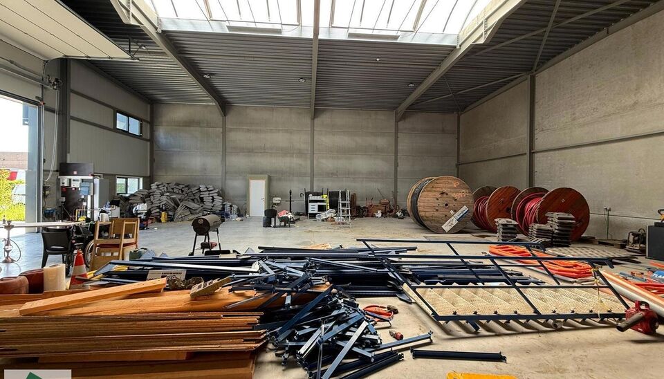 Dit recent gebouwd magazijn van 361 m² met drie ruime parkeerplaatsen is gelegen op een uitstekende locatie, vlak naast de R4 in Wondelgem. De site is vlot toegankelijk, ook voor vrachtwagens, en beschikt over ruime manoeuvreerruimte. Het gebouw leent zi