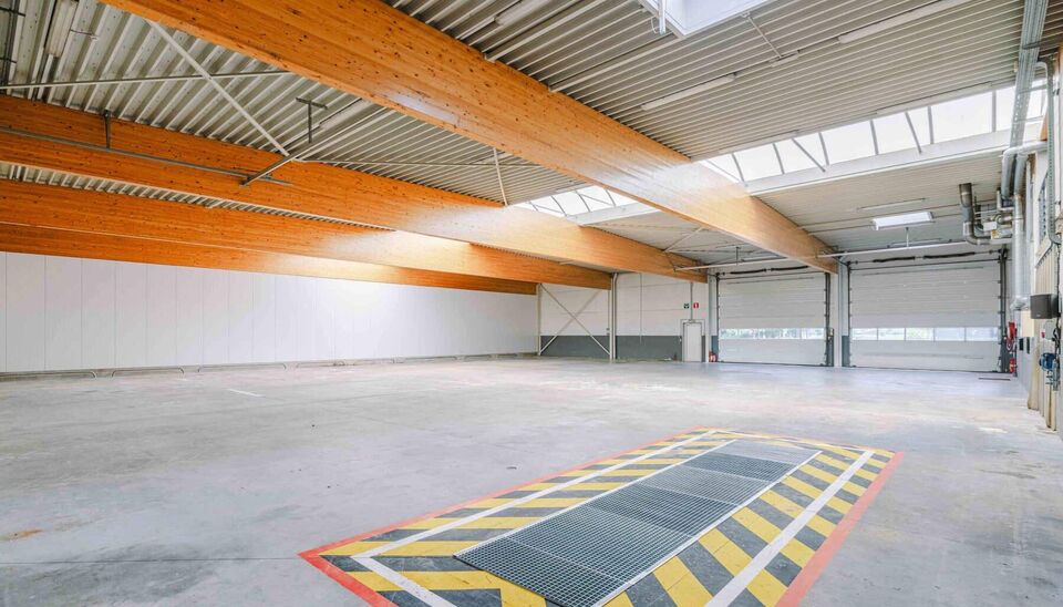 Ruime bedrijfssite met nieuwbouw kantoorgebouw, achterliggende loods van circa 1.680 m&sup2; en aansluitend weiland.
Vooraan aan de straat bevindt zich een recent en luxueus kantoorgebouw met ca. 160 m&sup2; bebouwde oppervlakte, bestaande uit gelijkvloers, eerst