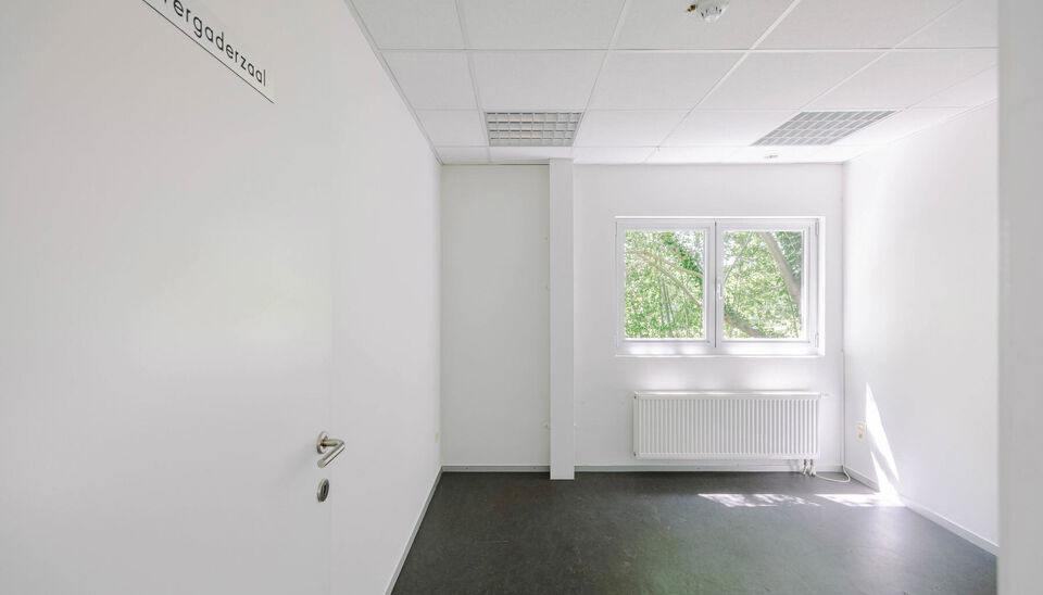 Ruime bedrijfssite met nieuwbouw kantoorgebouw, achterliggende loods van circa 1.680 m&sup2; en aansluitend weiland.
Vooraan aan de straat bevindt zich een recent en luxueus kantoorgebouw met ca. 160 m&sup2; bebouwde oppervlakte, bestaande uit gelijkvloers, eerst