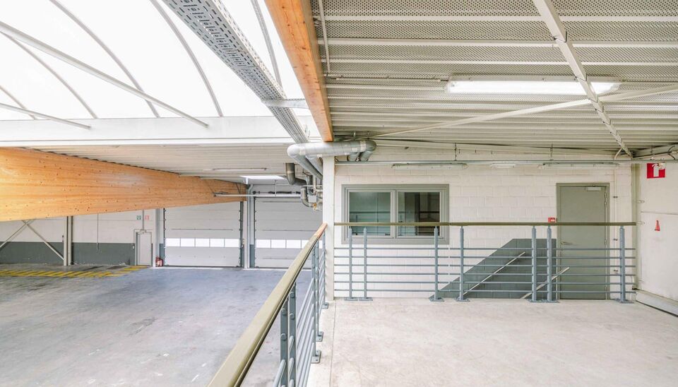 Ruime bedrijfssite met nieuwbouw kantoorgebouw, achterliggende loods van circa 1.680 m&sup2; en aansluitend weiland.
Vooraan aan de straat bevindt zich een recent en luxueus kantoorgebouw met ca. 160 m&sup2; bebouwde oppervlakte, bestaande uit gelijkvloers, eerst