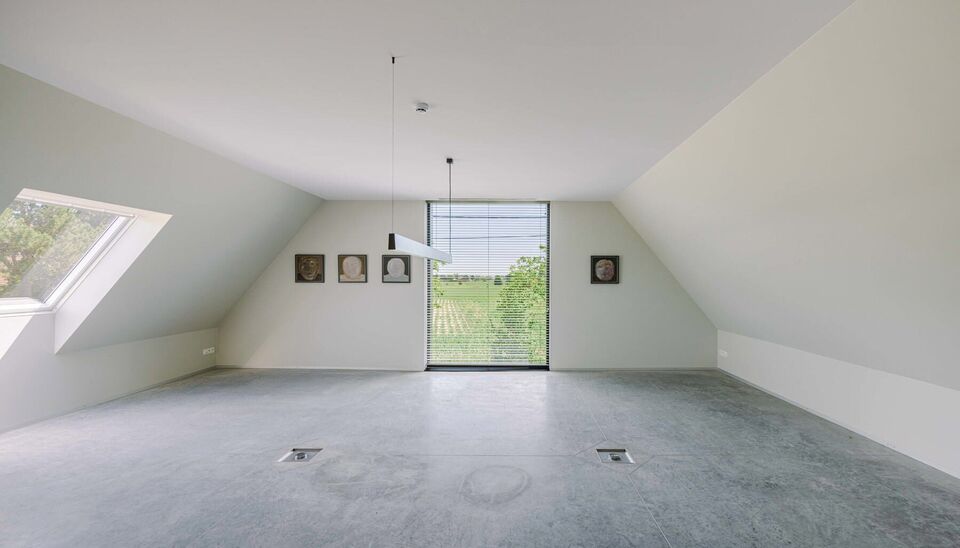 Ruime bedrijfssite met nieuwbouw kantoorgebouw, achterliggende loods van circa 1.680 m&sup2; en aansluitend weiland.
Vooraan aan de straat bevindt zich een recent en luxueus kantoorgebouw met ca. 160 m&sup2; bebouwde oppervlakte, bestaande uit gelijkvloers, eerst