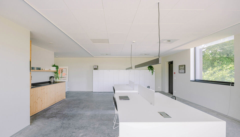 Ruime bedrijfssite met nieuwbouw kantoorgebouw, achterliggende loods van circa 1.680 m&sup2; en aansluitend weiland.
Vooraan aan de straat bevindt zich een recent en luxueus kantoorgebouw met ca. 160 m&sup2; bebouwde oppervlakte, bestaande uit gelijkvloers, eerst