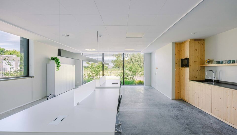 Ruime bedrijfssite met nieuwbouw kantoorgebouw, achterliggende loods van circa 1.680 m&sup2; en aansluitend weiland.
Vooraan aan de straat bevindt zich een recent en luxueus kantoorgebouw met ca. 160 m&sup2; bebouwde oppervlakte, bestaande uit gelijkvloers, eerst