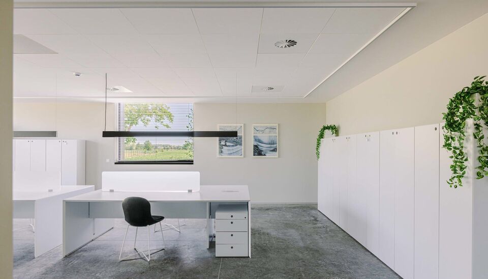 Ruime bedrijfssite met nieuwbouw kantoorgebouw, achterliggende loods van circa 1.680 m&sup2; en aansluitend weiland.
Vooraan aan de straat bevindt zich een recent en luxueus kantoorgebouw met ca. 160 m&sup2; bebouwde oppervlakte, bestaande uit gelijkvloers, eerst