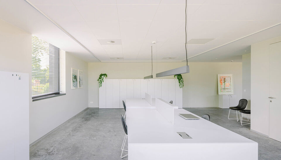 Ruime bedrijfssite met nieuwbouw kantoorgebouw, achterliggende loods van circa 1.680 m&sup2; en aansluitend weiland.
Vooraan aan de straat bevindt zich een recent en luxueus kantoorgebouw met ca. 160 m&sup2; bebouwde oppervlakte, bestaande uit gelijkvloers, eerst