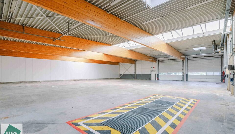 Ruime bedrijfssite met nieuwbouw kantoorgebouw, achterliggende loods van circa 1.680 m&sup2; en aansluitend weiland.
Vooraan aan de straat bevindt zich een recent en luxueus kantoorgebouw met ca. 160 m&sup2; bebouwde oppervlakte, bestaande uit gelijkvloers, eerst