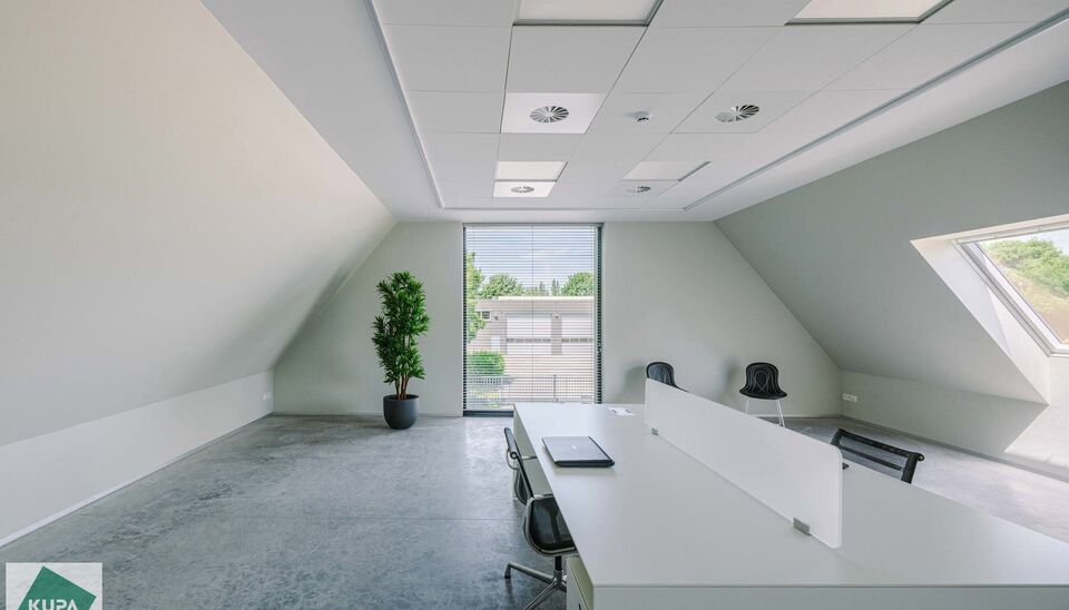 Ruime bedrijfssite met nieuwbouw kantoorgebouw, achterliggende loods van circa 1.680 m&sup2; en aansluitend weiland.
Vooraan aan de straat bevindt zich een recent en luxueus kantoorgebouw met ca. 160 m&sup2; bebouwde oppervlakte, bestaande uit gelijkvloers, eerst