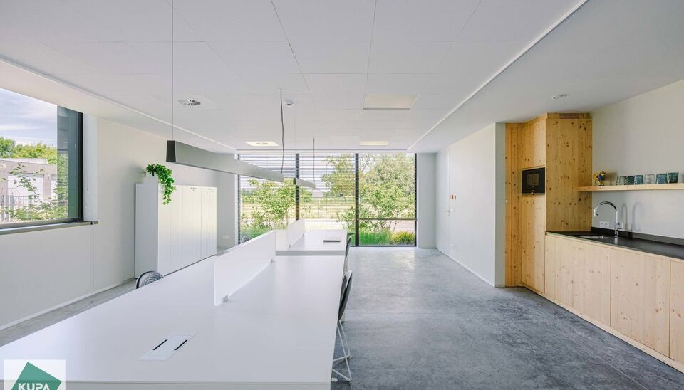 Ruime bedrijfssite met nieuwbouw kantoorgebouw, achterliggende loods van circa 1.680 m&sup2; en aansluitend weiland.
Vooraan aan de straat bevindt zich een recent en luxueus kantoorgebouw met ca. 160 m&sup2; bebouwde oppervlakte, bestaande uit gelijkvloers, eerst