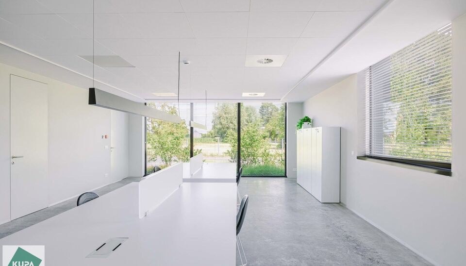 Ruime bedrijfssite met nieuwbouw kantoorgebouw, achterliggende loods van circa 1.680 m&sup2; en aansluitend weiland.
Vooraan aan de straat bevindt zich een recent en luxueus kantoorgebouw met ca. 160 m&sup2; bebouwde oppervlakte, bestaande uit gelijkvloers, eerst