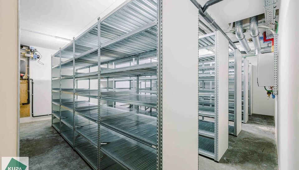 Ruime bedrijfssite met nieuwbouw kantoorgebouw, achterliggende loods van circa 1.680 m&sup2; en aansluitend weiland.
Vooraan aan de straat bevindt zich een recent en luxueus kantoorgebouw met ca. 160 m&sup2; bebouwde oppervlakte, bestaande uit gelijkvloers, eerst