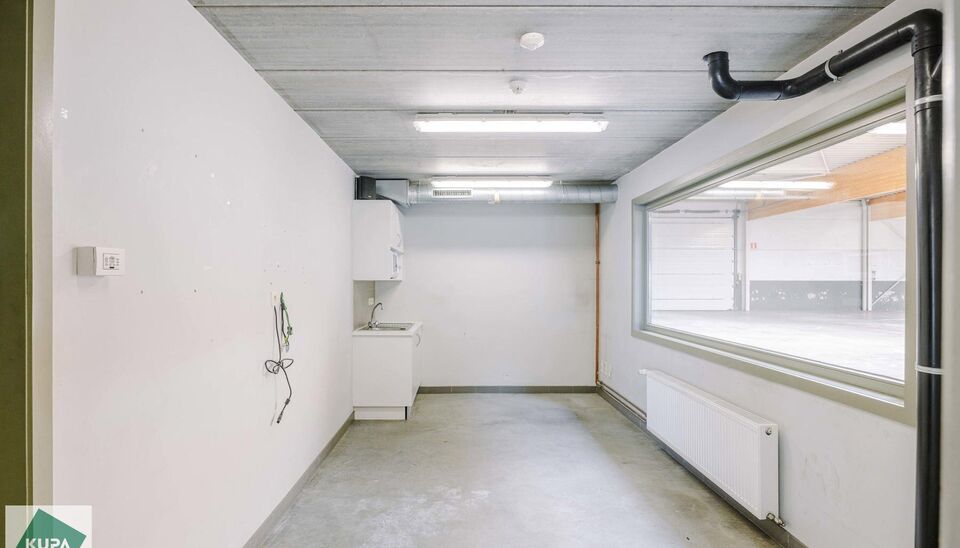 Ruime bedrijfssite met nieuwbouw kantoorgebouw, achterliggende loods van circa 1.680 m&sup2; en aansluitend weiland.
Vooraan aan de straat bevindt zich een recent en luxueus kantoorgebouw met ca. 160 m&sup2; bebouwde oppervlakte, bestaande uit gelijkvloers, eerst
