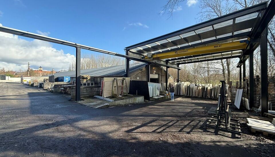 Landelijk gelegen bedrijfseigendom bestaande uit een ruime loods/opslagruimte met kantoor, gelegen in Velzeke, deelgemeente van Zottegem.
Het eigendom beschikt over een bebouwde oppervlakte van ca. 953 m&sup2;, waarvan ca. 63 m&sup2; kantoorruimte. De overige opp