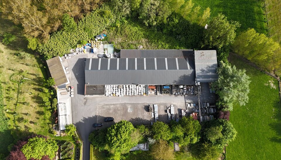 Landelijk gelegen bedrijfseigendom bestaande uit een ruime loods/opslagruimte met kantoor, gelegen in Velzeke, deelgemeente van Zottegem.
Het eigendom beschikt over een bebouwde oppervlakte van ca. 953 m&sup2;, waarvan ca. 63 m&sup2; kantoorruimte. De overige opp