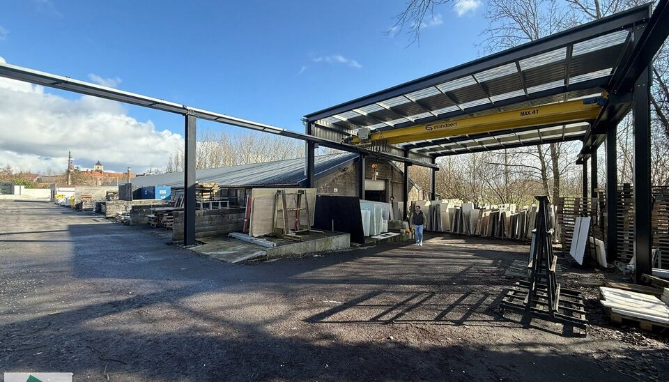 Landelijk gelegen bedrijfseigendom bestaande uit een ruime loods/opslagruimte met kantoor, gelegen in Velzeke, deelgemeente van Zottegem.
Het eigendom beschikt over een bebouwde oppervlakte van ca. 953 m&sup2;, waarvan ca. 63 m&sup2; kantoorruimte. De overige opp