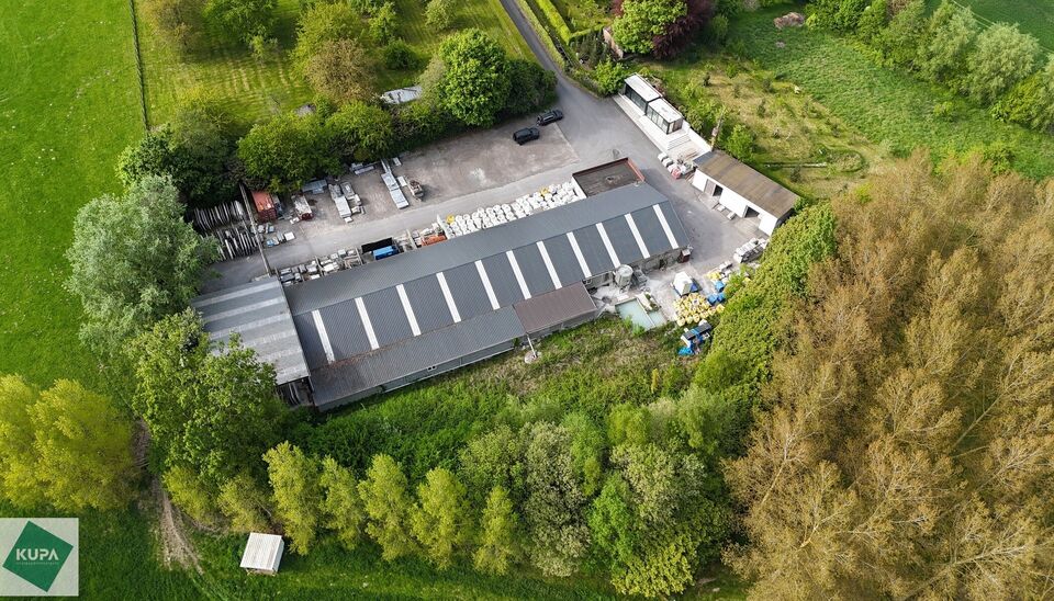 Landelijk gelegen bedrijfseigendom bestaande uit een ruime loods/opslagruimte met kantoor, gelegen in Velzeke, deelgemeente van Zottegem.
Het eigendom beschikt over een bebouwde oppervlakte van ca. 953 m&sup2;, waarvan ca. 63 m&sup2; kantoorruimte. De overige opp
