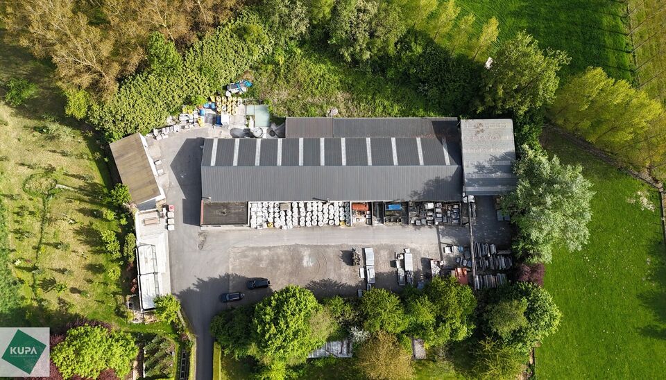 Landelijk gelegen bedrijfseigendom bestaande uit een ruime loods/opslagruimte met kantoor, gelegen in Velzeke, deelgemeente van Zottegem.
Het eigendom beschikt over een bebouwde oppervlakte van ca. 953 m&sup2;, waarvan ca. 63 m&sup2; kantoorruimte. De overige opp