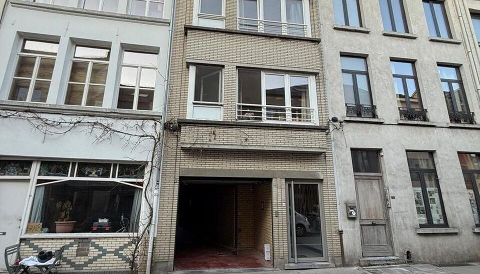 Te huur: parkeerplaats gelegen in een garage met in totaal 5 staanplaatsen, aan de Hoogstraat 112 te Gent.

De garage bevindt zich op een uitstekende locatie in het centrum van Gent, met vlotte bereikbaarheid en nabij winkels, horeca en belangrijke invals