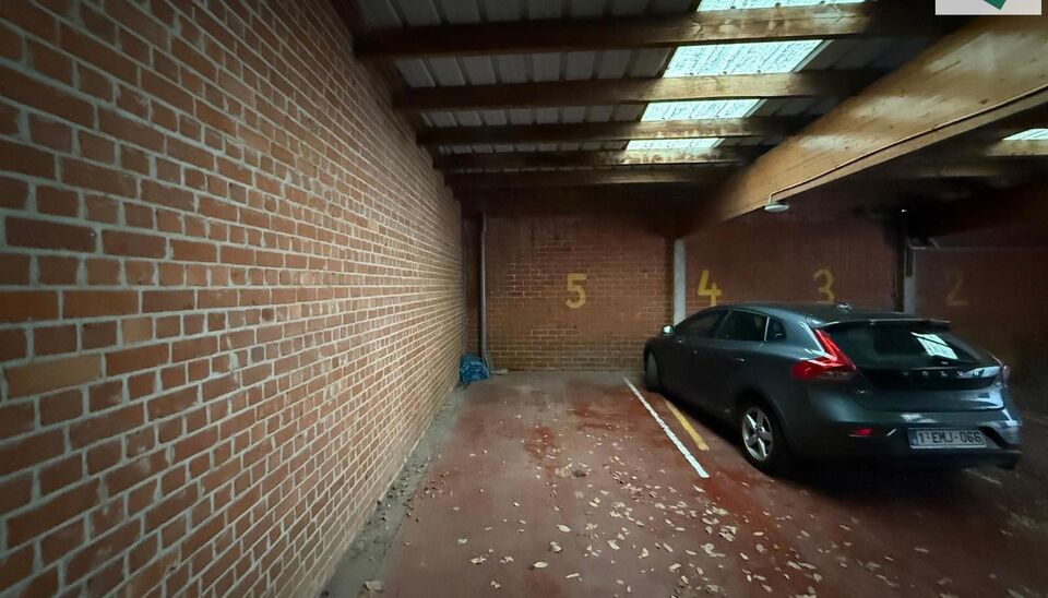 Te huur: parkeerplaats gelegen in een garage met in totaal 5 staanplaatsen, aan de Hoogstraat 112 te Gent.

De garage bevindt zich op een uitstekende locatie in het centrum van Gent, met vlotte bereikbaarheid en nabij winkels, horeca en belangrijke invals
