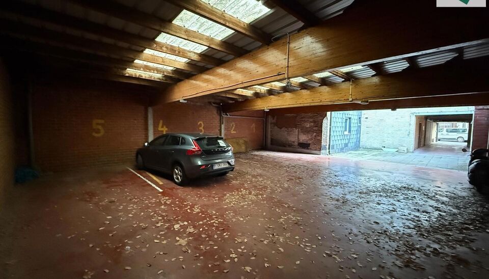 Te huur: parkeerplaats gelegen in een garage met in totaal 5 staanplaatsen, aan de Hoogstraat 112 te Gent.

De garage bevindt zich op een uitstekende locatie in het centrum van Gent, met vlotte bereikbaarheid en nabij winkels, horeca en belangrijke invals