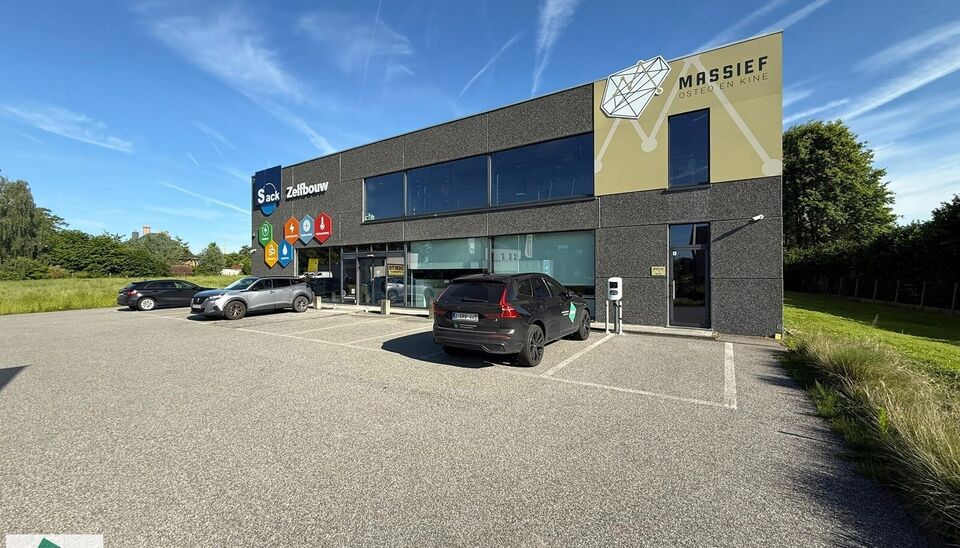 Bent u op zoek naar een ruim en veelzijdig handelspand op een uitstekend bereikbare locatie? Dan is dit commerci&euml;le pand aan de Langestraat 88 te Zottegem een uitstekende opportuniteit.

Met een totale bruikbare oppervlakte van 595 m&sup2; biedt dit pand tal