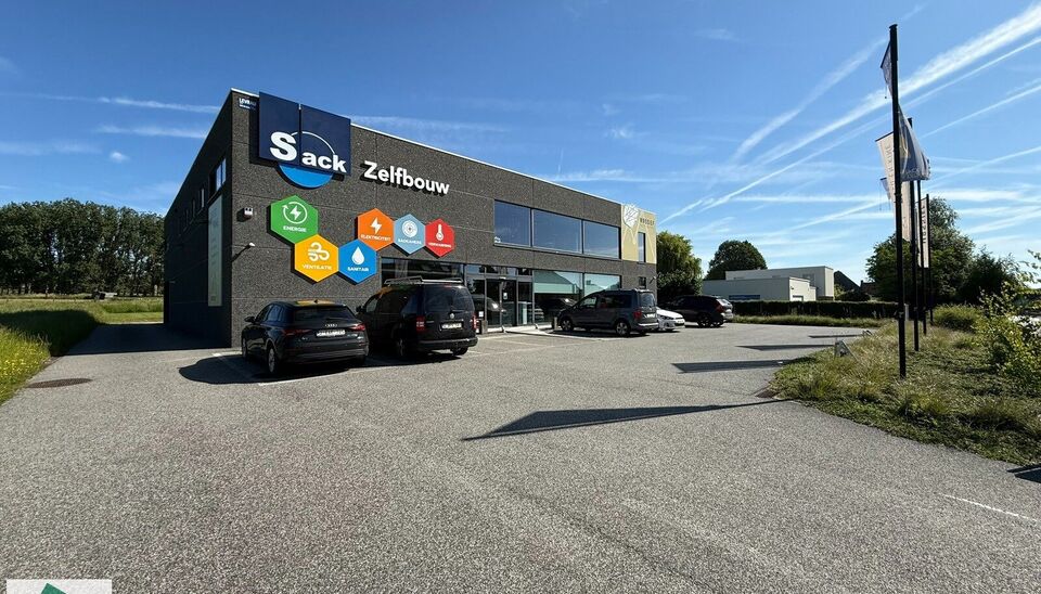 Bent u op zoek naar een ruim en veelzijdig handelspand op een uitstekend bereikbare locatie? Dan is dit commerci&euml;le pand aan de Langestraat 88 te Zottegem een uitstekende opportuniteit.

Met een totale bruikbare oppervlakte van 595 m&sup2; biedt dit pand tal