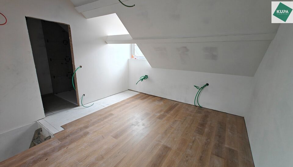 Op een toplocatie in Gent, aan de Koningin Elisabethlaan 108, bevindt zich dit gezellig duplex appartement op de derde verdieping.
Het appartement beschikt over een lichtrijke leefruimte, een ingerichte keuken, &eacute;&eacute;n slaapkamer en een badkamer. Dankzij de