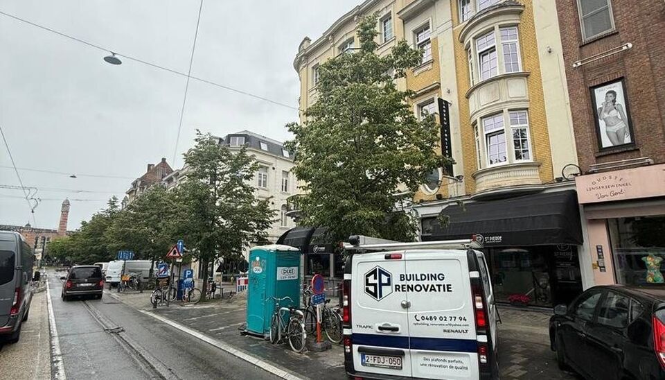 Op een toplocatie in Gent, aan de Koningin Elisabethlaan 108, bevindt zich dit gezellig duplex appartement op de derde verdieping.
Het appartement beschikt over een lichtrijke leefruimte, een ingerichte keuken, &eacute;&eacute;n slaapkamer en een badkamer. Dankzij de