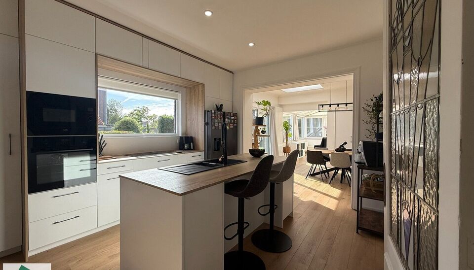 Deze ruime en karaktervolle woning is gelegen in het centrum van Izegem, op een perceel van 419 m&sup2;. Dankzij de centrale ligging bevinden winkels, scholen en andere dagelijkse voorzieningen zich op korte afstand en zijn ook de belangrijkste verbindingsweg
