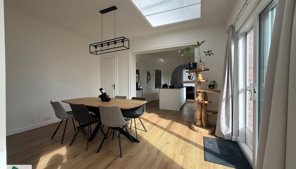 Deze ruime en karaktervolle woning is gelegen in het centrum van Izegem, op een perceel van 419 m&sup2;. Dankzij de centrale ligging bevinden winkels, scholen en andere dagelijkse voorzieningen zich op korte afstand en zijn ook de belangrijkste verbindingsweg