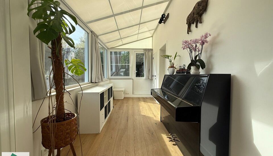 Deze ruime en karaktervolle woning is gelegen in het centrum van Izegem, op een perceel van 419 m&sup2;. Dankzij de centrale ligging bevinden winkels, scholen en andere dagelijkse voorzieningen zich op korte afstand en zijn ook de belangrijkste verbindingsweg