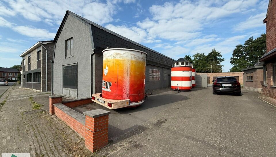 Dit magazijn van 233 m² bestaat uit een gelijkvloerse ruimte van 132 m² en een mezzanine van 101 m², bereikbaar via een vaste trap.
Daarnaast is er een luik in de mezzaninevloer, wat het mogelijk maakt om ook materialen eenvoudig op te laden.
Gelegen i