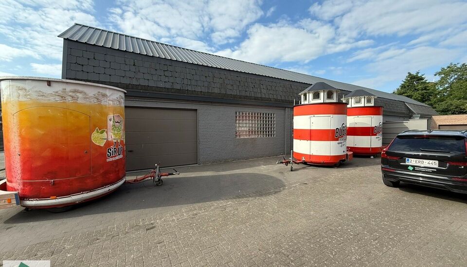 Dit magazijn van 233 m² bestaat uit een gelijkvloerse ruimte van 132 m² en een mezzanine van 101 m², bereikbaar via een vaste trap.
Daarnaast is er een luik in de mezzaninevloer, wat het mogelijk maakt om ook materialen eenvoudig op te laden.
Gelegen i