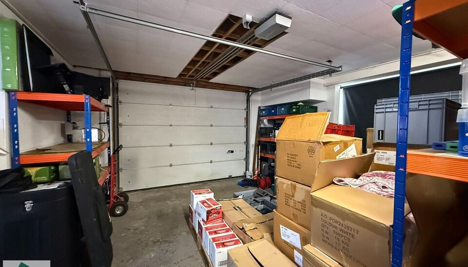 Dit magazijn van 233 m² bestaat uit een gelijkvloerse ruimte van 132 m² en een mezzanine van 101 m², bereikbaar via een vaste trap.
Daarnaast is er een luik in de mezzaninevloer, wat het mogelijk maakt om ook materialen eenvoudig op te laden.
Gelegen i