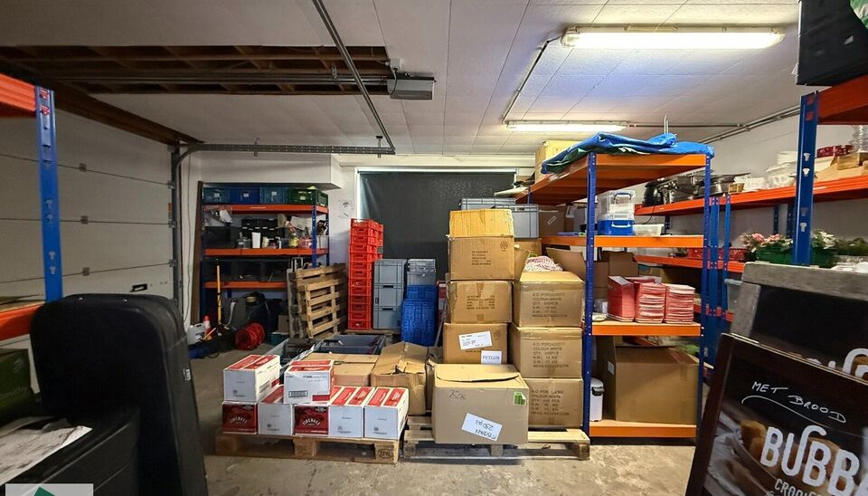 Dit magazijn van 233 m² bestaat uit een gelijkvloerse ruimte van 132 m² en een mezzanine van 101 m², bereikbaar via een vaste trap.
Daarnaast is er een luik in de mezzaninevloer, wat het mogelijk maakt om ook materialen eenvoudig op te laden.
Gelegen i