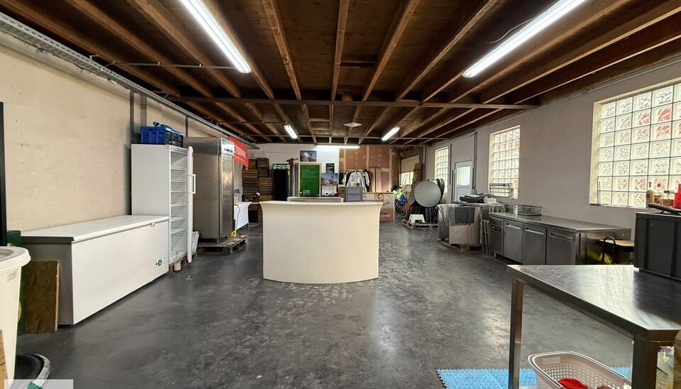Dit magazijn van 233 m² bestaat uit een gelijkvloerse ruimte van 132 m² en een mezzanine van 101 m², bereikbaar via een vaste trap.
Daarnaast is er een luik in de mezzaninevloer, wat het mogelijk maakt om ook materialen eenvoudig op te laden.
Gelegen i