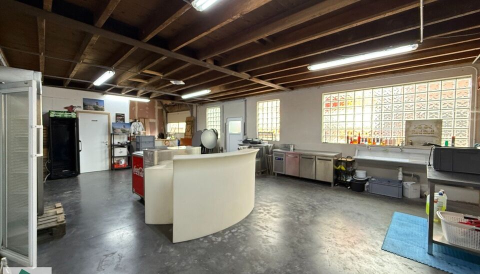 Dit magazijn van 233 m² bestaat uit een gelijkvloerse ruimte van 132 m² en een mezzanine van 101 m², bereikbaar via een vaste trap.
Daarnaast is er een luik in de mezzaninevloer, wat het mogelijk maakt om ook materialen eenvoudig op te laden.
Gelegen i