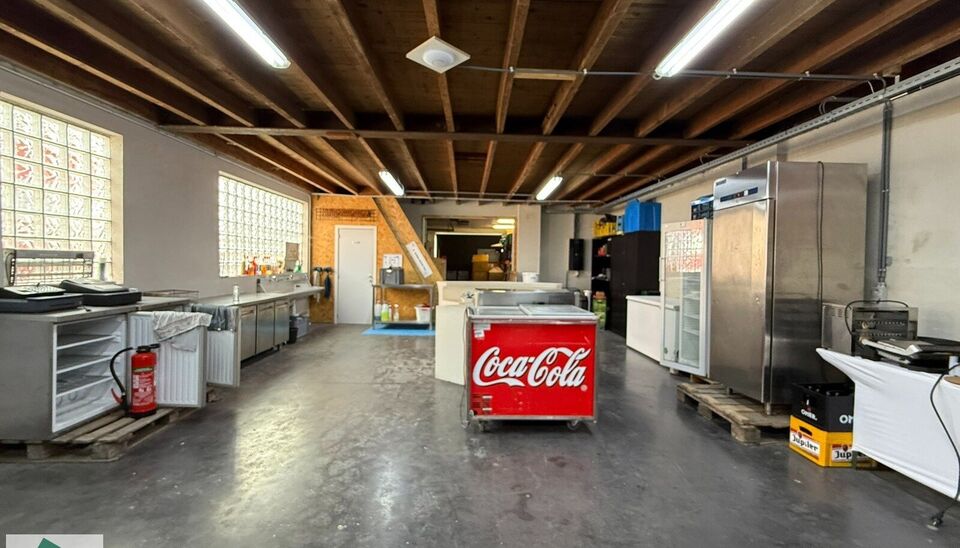 Dit magazijn van 233 m² bestaat uit een gelijkvloerse ruimte van 132 m² en een mezzanine van 101 m², bereikbaar via een vaste trap.
Daarnaast is er een luik in de mezzaninevloer, wat het mogelijk maakt om ook materialen eenvoudig op te laden.
Gelegen i