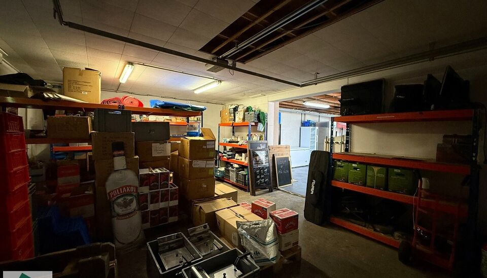 Dit magazijn van 233 m² bestaat uit een gelijkvloerse ruimte van 132 m² en een mezzanine van 101 m², bereikbaar via een vaste trap.
Daarnaast is er een luik in de mezzaninevloer, wat het mogelijk maakt om ook materialen eenvoudig op te laden.
Gelegen i