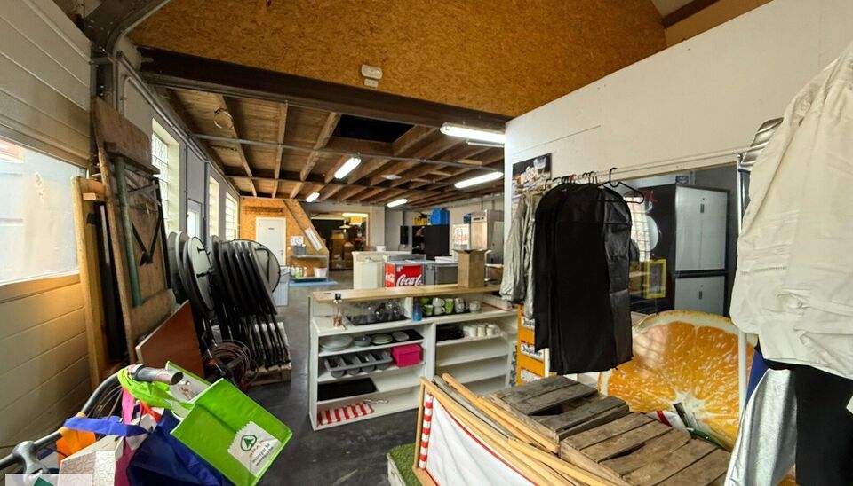 Dit magazijn van 233 m² bestaat uit een gelijkvloerse ruimte van 132 m² en een mezzanine van 101 m², bereikbaar via een vaste trap.
Daarnaast is er een luik in de mezzaninevloer, wat het mogelijk maakt om ook materialen eenvoudig op te laden.
Gelegen i